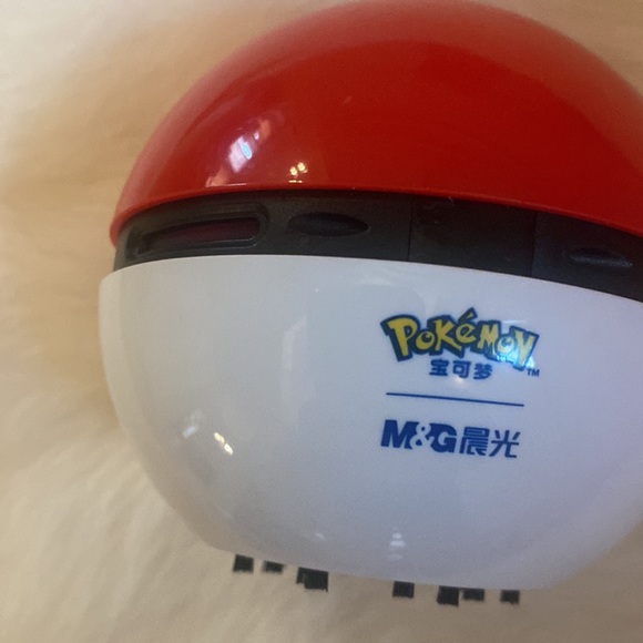 Pokemon Ball Desk Keyboard mini vacuum - super cute! Used once - Picture 4 of 5